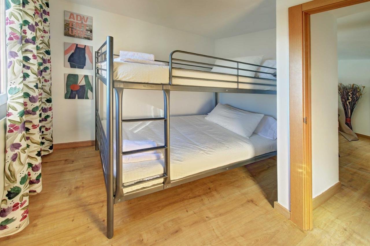 Pau Casals, 2 Min Walk From The Sea & Sea View Apartment